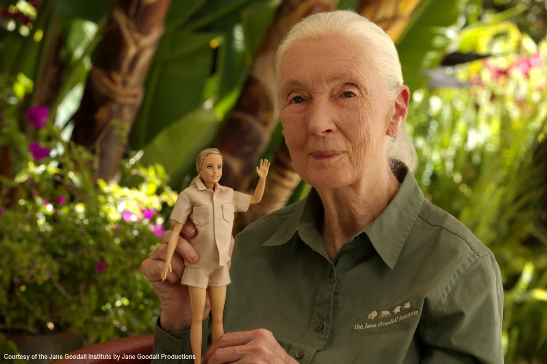 Jane Goodall și păpușa Barbie. Foto: Profimedia