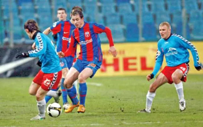 Steaua va  putea pregăti în linişte derby-ul cu Dinamo datorită golului marcat aseară de Bogdan Stancu (în centru) 