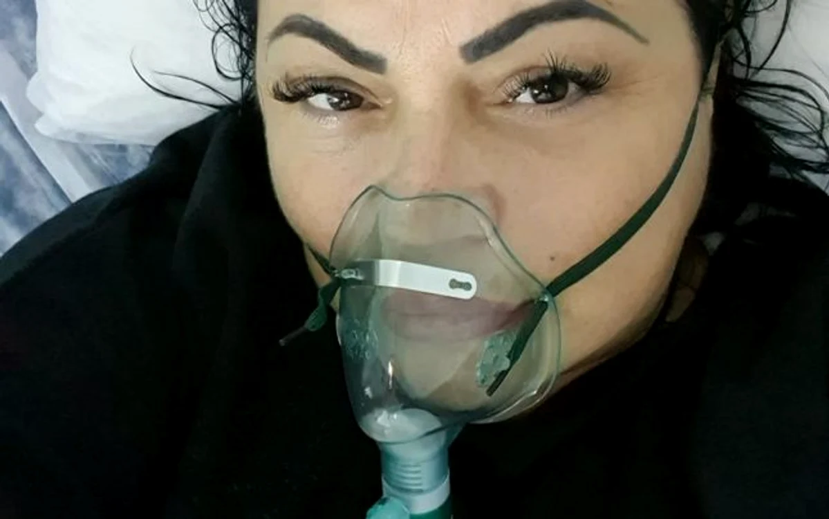Artista cu masca pe faţă FOTO Radica Olariu/Facebook