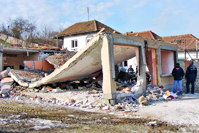 
    Patronul, Viorel Stoicănel (55 de ani), care se ocupa şi de vânzarea produselor, a fost rănit grav, fiind transportat la Spitalul Nr. 1 din Craiova  