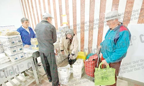 Unii şi au cărat  uleiul, făina şi alte  alimente cu taxiul (Fotografii: Server Gheorghe ) jpeg