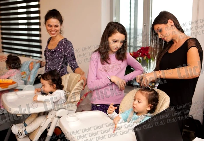 Tăierea moţului tripleţilor Nicoletei Luciu, Kim, Kevin şi Karoly.