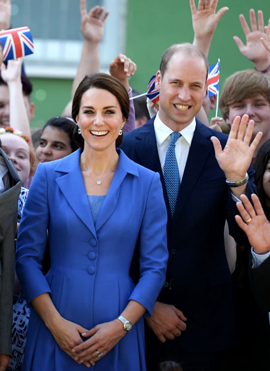 William a ales o cravată albastră pentru a fi în tandem cu ținuta lui Kate