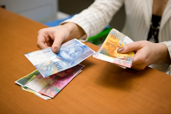 
    Românii care au credite în franci sunt cei care vor putea profita cel mai mult de măsurile Guvernului  