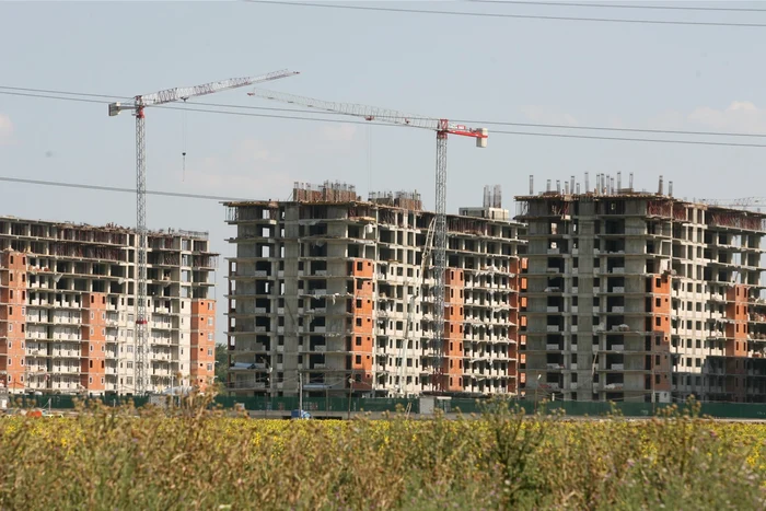 Fără finanţare şi fără clienţi dornici să mai scoată sume mari de bani din buzunar pentru locuinţe, piaţa imobiliară de la noi este captivă