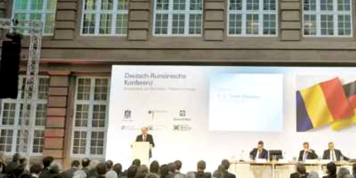 Preşedintele Băsescu a invocat un obiectiv extrem de ambiţios pentru România, în copleşitorul atrium de la Deutsche Bank
