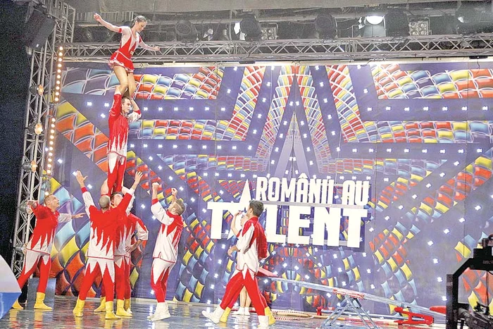 Momentul cu fachiri  care fac striptease  a fost aplaudat de  publicul feminin din  sală, dar nu a fost votat  cu „Da” de juraţi