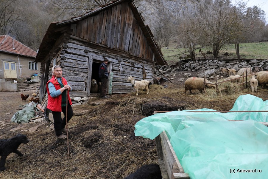 fenomenele-stranii-petrecute-n-cheile-cibului-to-i-oamenii-din-sat-i-au-mpodobit-casele-cu-cruci-i-icoane
