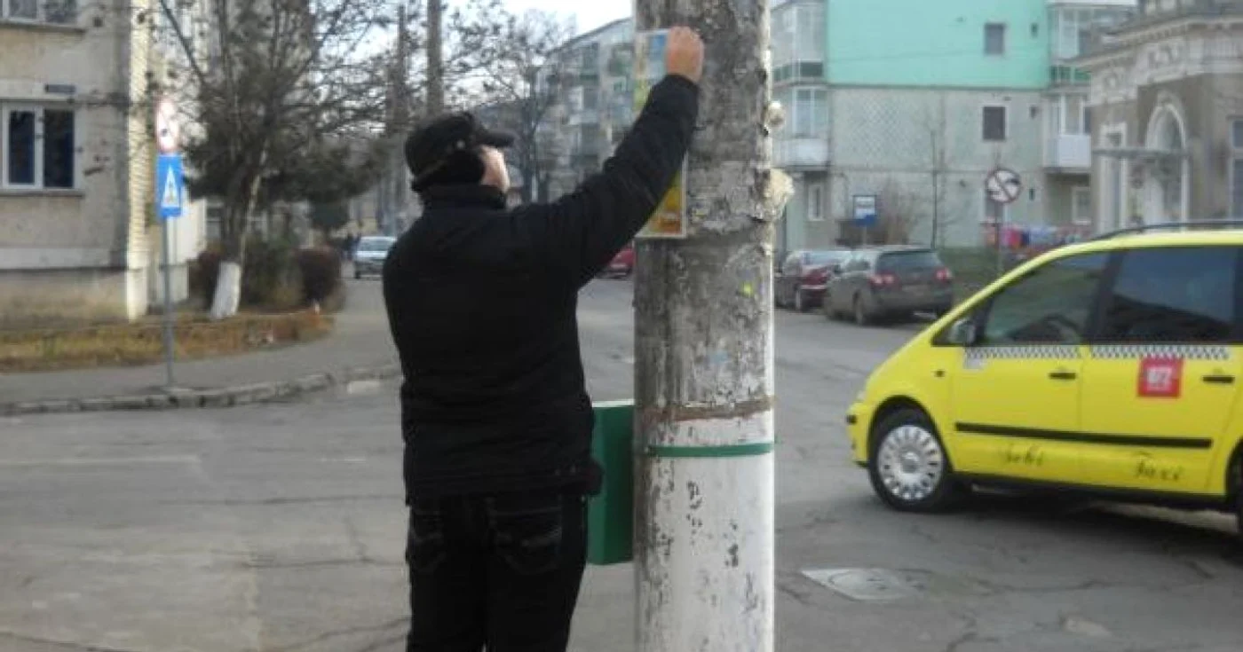Mai multe persoane sunt cercetate pentru distribuirea si lipirea de materiale electorale la Pucheni (foto: arhiva)