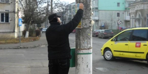 Mai multe persoane sunt cercetate pentru distribuirea si lipirea de materiale electorale la Pucheni (foto: arhiva)