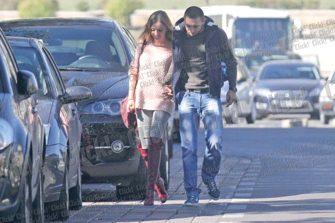 
    Alexandra și Marcel  se ţin de mână și  se sorb din priviri  