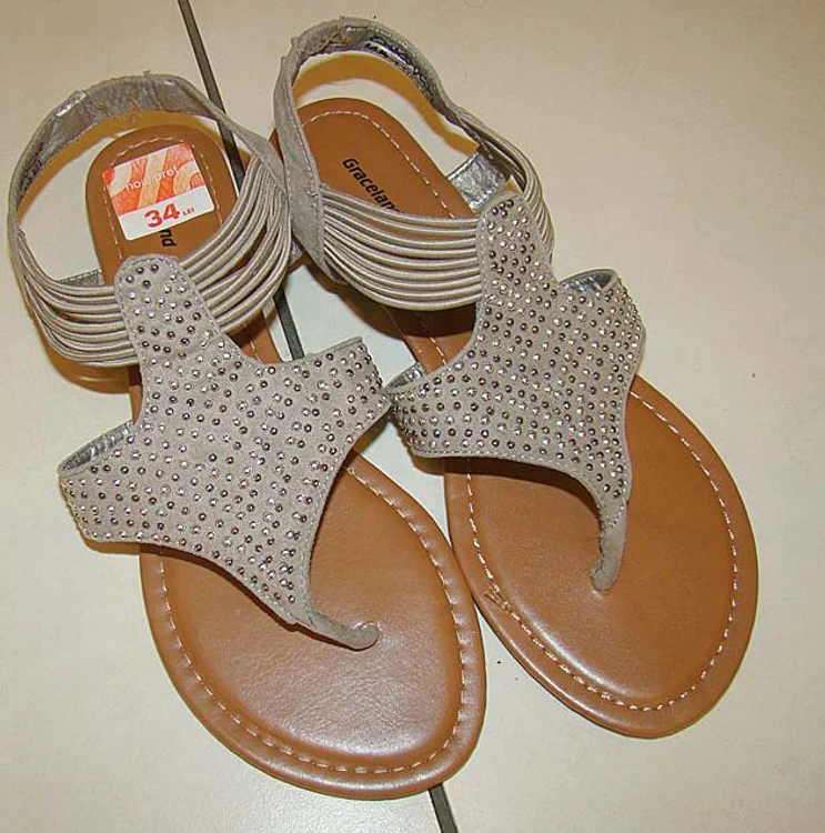 Papuci cu ţinte– de la 69 lei la 34 lei Magazin Deichmann