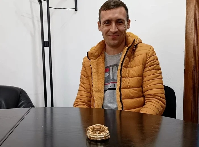 Gabriel Betej şi setul de brăţări tracice. Foto: Arhivă personală