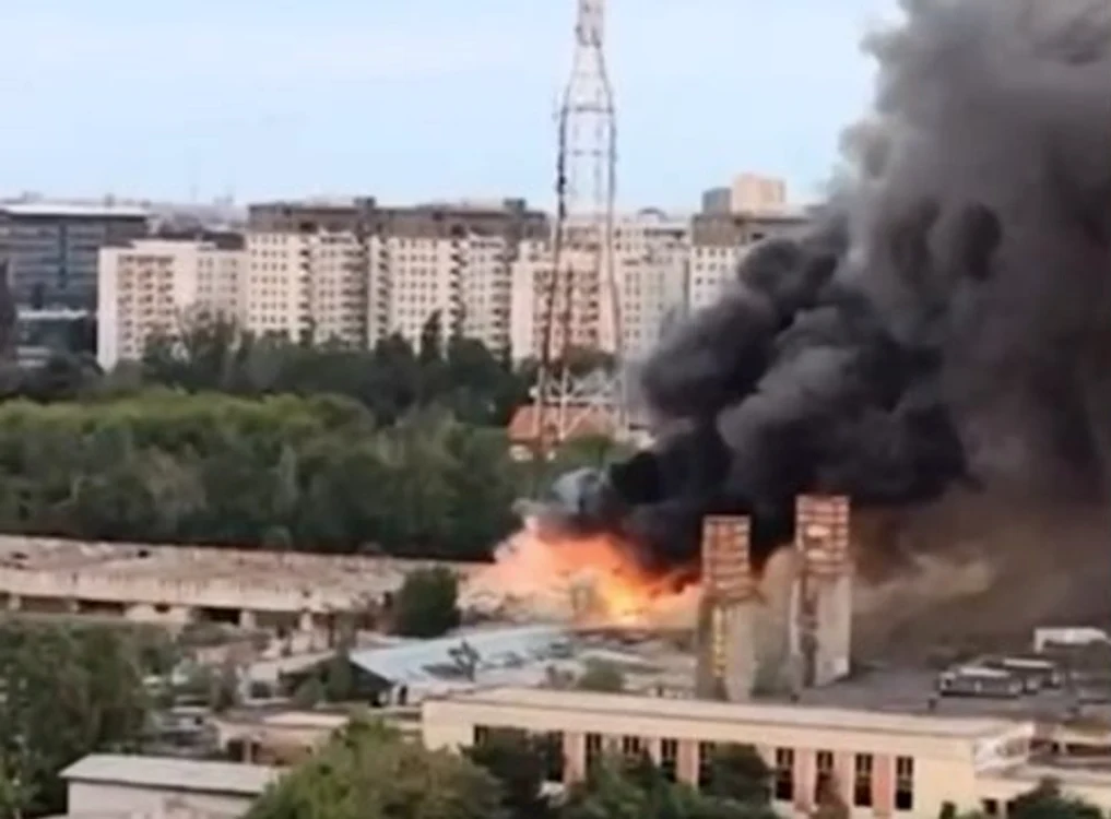 Incendiul a cuprins o hală dezafectată. FOTO Antena 3 CNN