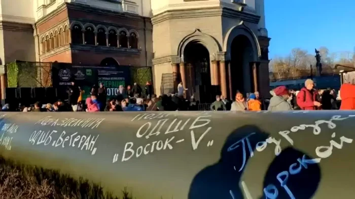 Oamenii se roagă la conductă Foto: captură video