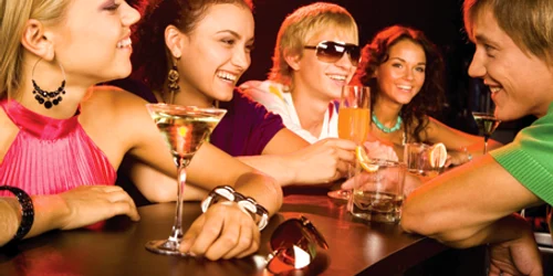 Tinerii preferă să danseze şi să consume cocteiluri de Anul Nou