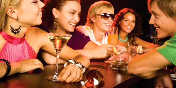 Tinerii preferă să danseze şi să consume cocteiluri de Anul Nou