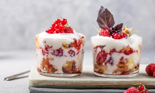 Desert fara coacere, cu iaurt, piscoturi si zmeura  Sursa foto shutterstock 1966777006 jpg