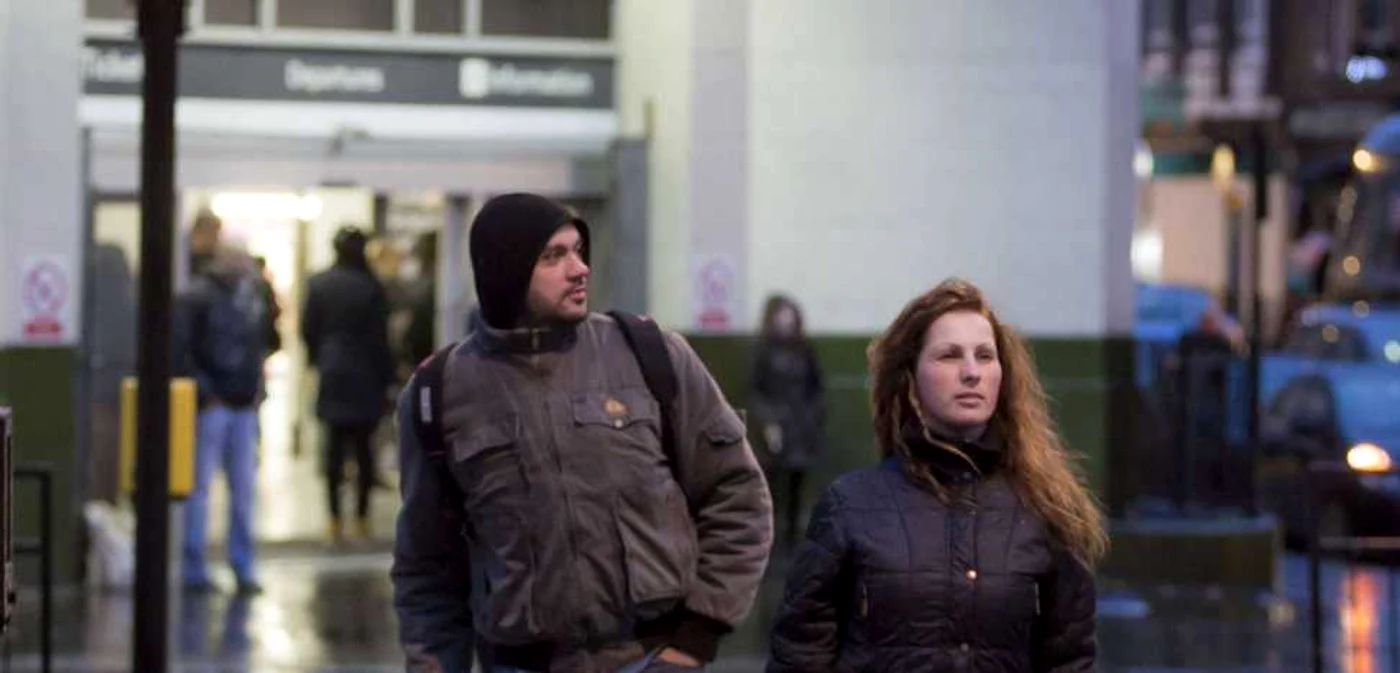 Mihai Sorin Zamfir (stânga) şi Roxana Cârceag (dreapta), la scurt timp după ce au ajuns la destinaţie, în Londra. FOTO The Independent