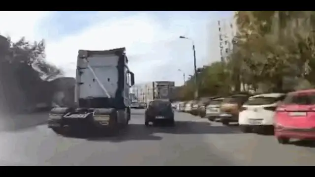 Inconștiența unui șofer de camion: a lovit o mașină, pe care a târât-o zeci de metri pe un bulevard din Timișoara