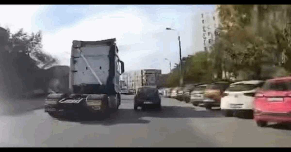 Șofer de camion imprudent: a tras o mașină zeci de metri pe un bulevard din Timișoara. Șofer de camion imprudent: a tras o mașină zeci de metri pe un bulevard din Timișoara.