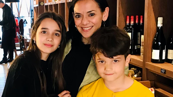 Artista urmărește meciurile echipei preferate împreună cu cei doi copii, Tiago și Noa