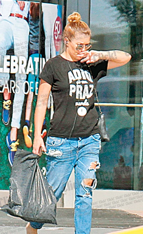 
    Gina Pistol îşi roade unghiile  şi poartă cu mândrie un tricou  cu mesajul „Adio şi-un praz verde!” (FOTOGRAFII: ALEX MUSCALIU)  