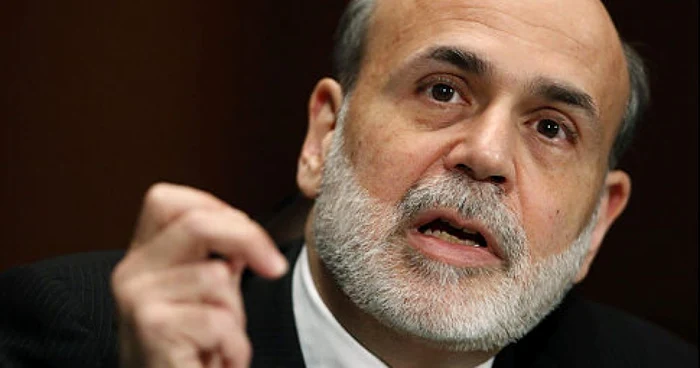 Ben Bernanke, şeful Fed, are de ales între a menţine stabilitatea actuală şi a o compromite pe termen lung
