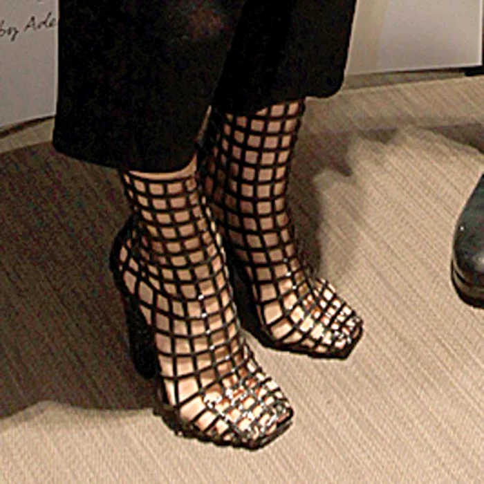 Adelina a făcut furori în sandalele de fiţe