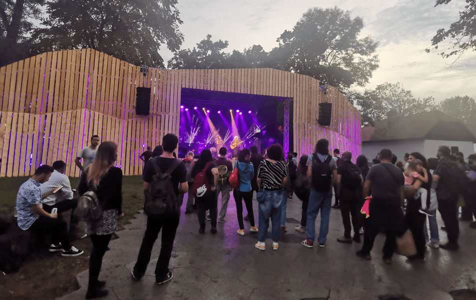 Fenomenul Plai revine la Timișoara. Vedete din Mali, Cipru sau Africa de Sud la Muzeul Satului Bănățean