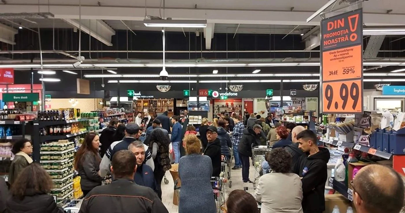 Aglomeraţie într-un supermarket din Călăraşi
