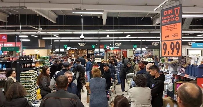 Aglomeraţie într-un supermarket din Călăraşi