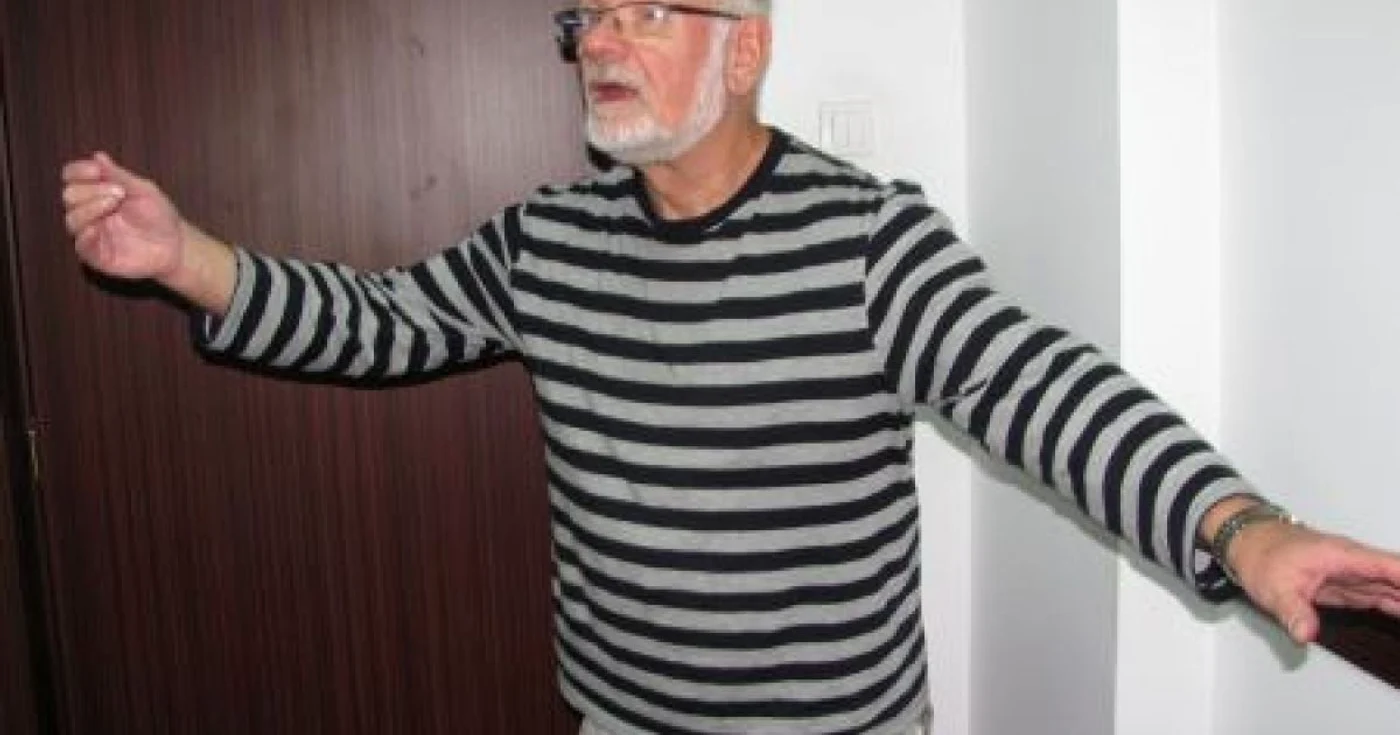 Emil S. Maxim spune că mâinile dirijorului, gestul acestuia, adună energii pentru a le duce mai departe, mai sus
