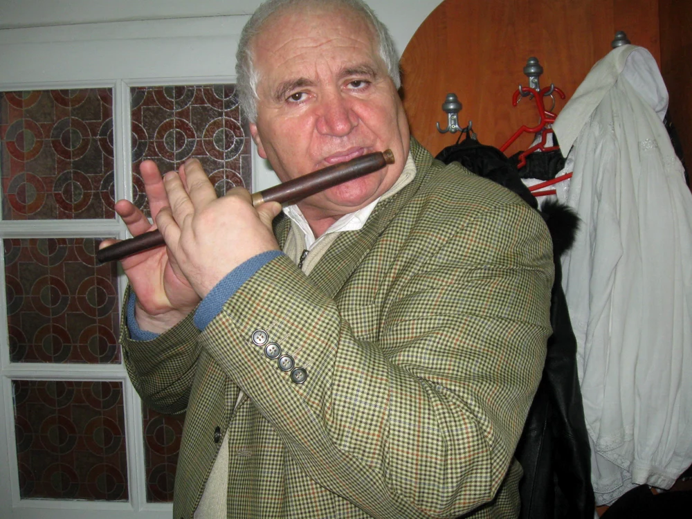  Profesorul Ştefan Popescu cântând la o piculină veche de peste 150 de ani