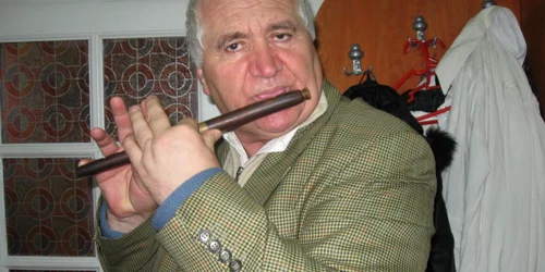 Profesorul Ştefan Popescu cântând la o piculină veche de peste 150 de ani