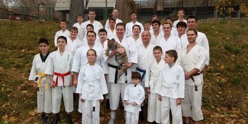 Membrii Federaţiei de Karate-do tradiţional s-au fotografiat la plecare cu puiul de felină