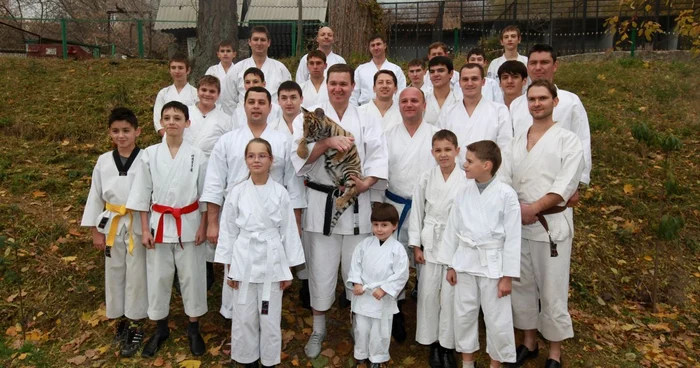 Membrii Federaţiei de Karate-do tradiţional s-au fotografiat la plecare cu puiul de felină