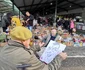 Caricaturistul Radu Clețiu în piața din Novi Sad FOTO Ștefan Both