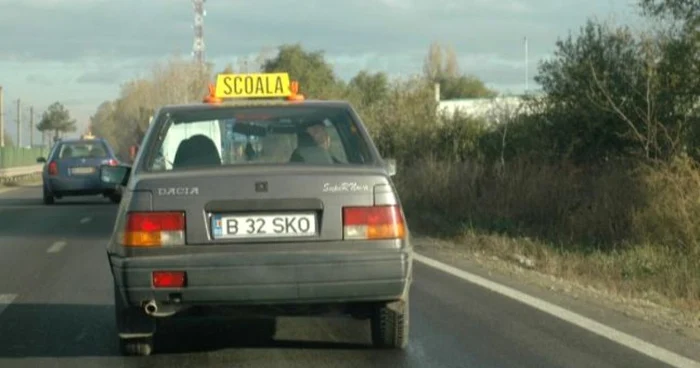 În loc să conducă pe maşina de şcoală, tânărul a preferat lecţiile de unul singur. FOTO Adevărul