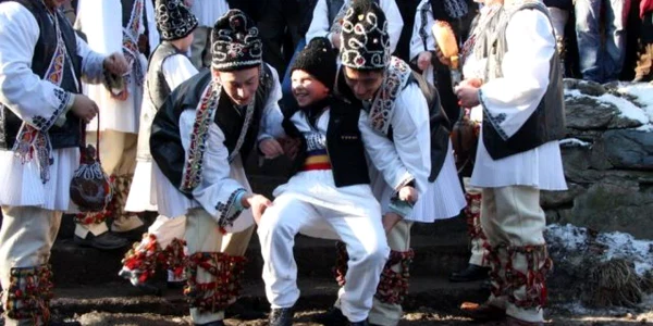 Udatul Ionilor este unul din cele mai cunoscute obiceiuri din Mărginimea Sibiului