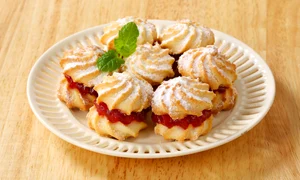 Biscuiti spritati cu gem  Sursa foto shutterstock 355100093 jpg