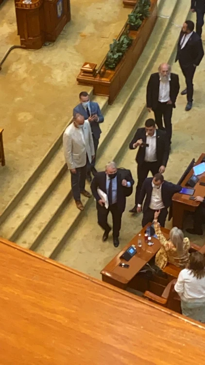 Florin Roman părăsind sala de plen, după ce a fost înlăturat de la tribună FOTO Adevărul / Maria Dinu / Arhivă