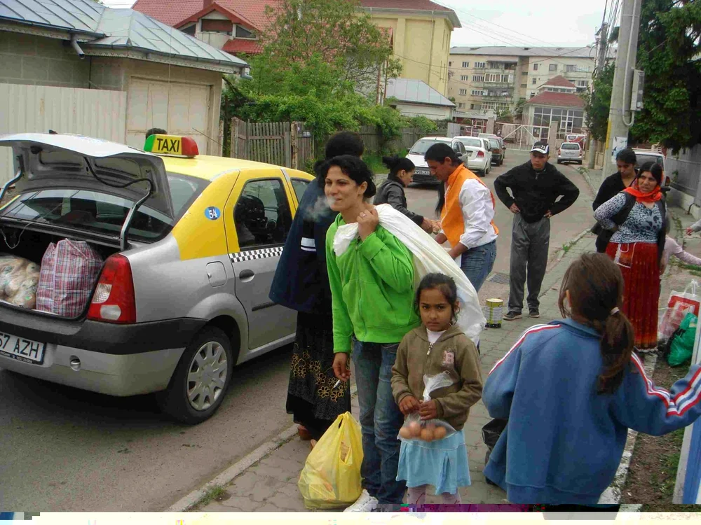 Asistaţii social vor servi masa la cantină  Foto: Ştefan Borcea