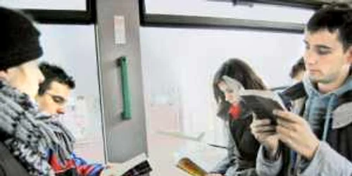 30 de tineri au străbătut, ieri, municipiul Cluj-Napoca citind într-un autobuz al regiei locale de transport