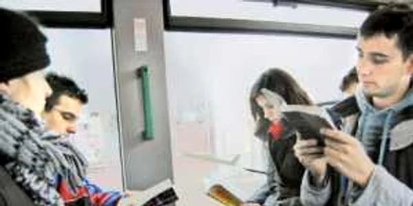 30 de tineri au străbătut, ieri, municipiul Cluj-Napoca citind într-un autobuz al regiei locale de transport