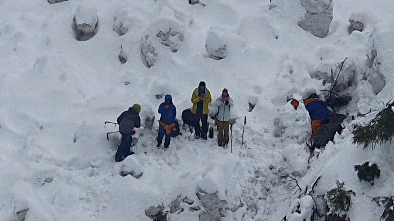 Echipele de salvatoriau întrerupt căutrile trupului celui de-al patrulea refugiat