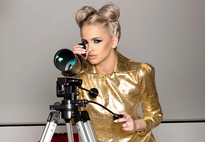 După ce a scăpat de control judiciar în dosarul „Prostituate de lux”, Diana Gureșoaie a vrut o schimbare de look și s-a făcut blondăfoto: jesuisdg.com