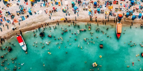 litoral plaja sezlonguri umbrelute marea neagra Foto Travelminit