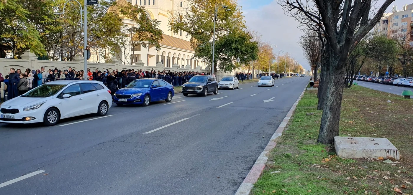 Coada se întinde pe Calea 13 Septembrie, pe lângă zidurile Palatului Parlamentului
