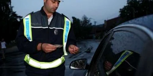 Şoferul a fost oprit în trafic de poliţişti Foto: arhivă